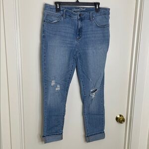 Universal Thread Distressed Light Blue Cropped Jeans